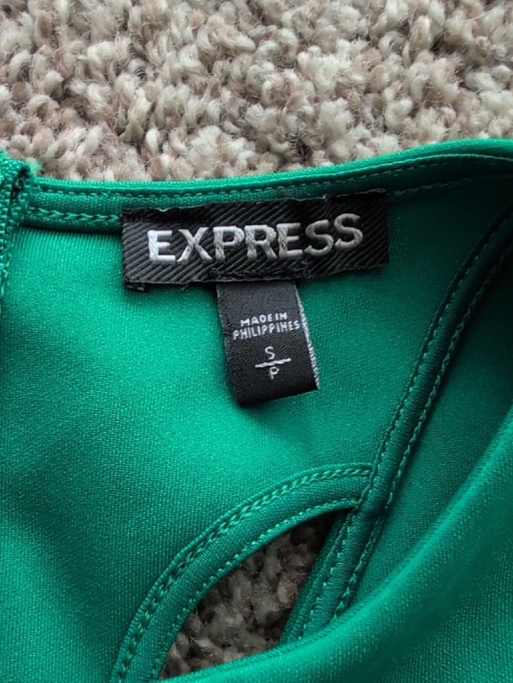 Express Women's Emerald Green Cropped Shell Top - Picture 2 of 4